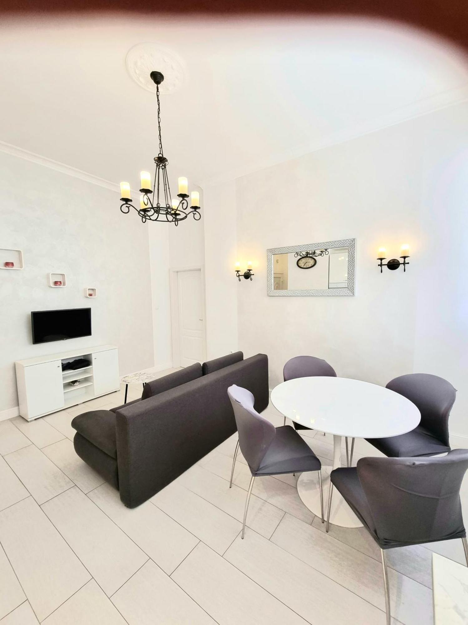 Lux Near Bridge Apartman *
